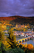 Europa, Deutschland, Baden-Württemberg, Heidelberg, Blick vom Philosophenweg auf die Altstadt mit Schloss, Heiliggeistkirche und Alte Brücke