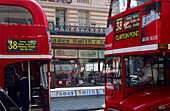 Europa, Grossbritannien, England, London, die typischen roten Doppeldeckerbusse vor dem Hazelwood House in der New Oxford Street