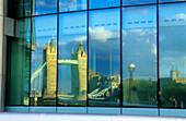 Europa, Grossbritannien, England, London, Spiegelung der Tower Bridge in einer Fassade
