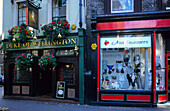 Europa, Grossbritannien, England, London, Soho, Sexshop und Pub in der Wardour Street
