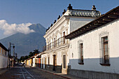 Straße mit Kopfsteinpflaster, 4a AV Sur, mit Blick auf Vulkan Agua, Antigua, Guatemala, Mittelamerika