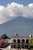 Blick über Parque Central auf Vulkan Agua, Antigua, Guatemala, Mittelamerika