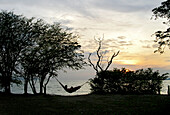 Eine Person in der Hängematte am Strand nähe San Juan del Sur, Nicaragua, Mittelamerika
