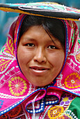 Inka Frau mit traditionellem Kopfschmuck in Aguas Calientes, Peru, Südamerika