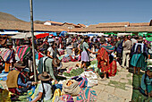 Bauernmarkt auf dem Marktplatz von Tarabuco, Bolivien, Südamerika