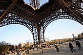 Eiffelturm von unten (Froschperspektive), Paris, Frankreich