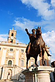 Reiterstatue Mark Aurels, Senatorenpalast im Hintergrund, Rom, Italien