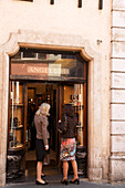 Zwei Frauen betrachten ein Schaufenster in der Via Condotti, Rom, Italien