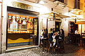 Guppe junger Frauen vor einem Restaurant am Campo de Fiori, Rom, Italien