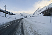 Straße im verschneitem Schnalstal, Südtirol, Italien