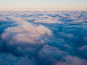 Freiheit über den Wolken bei Sonnenuntergang, aus dem Flugzeug fotographiert, über Deutschland
