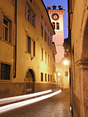 Gasse in der Altstadt mit Stadtturm, Rovereto, Italien