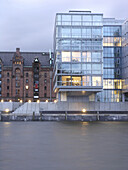 Büro und Wohngebäude in der Hafencity, Hamburg, Deutschland