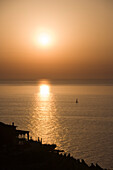 Finca am Hang und Segelboot bei Sonnenuntergang, Banyalbufar, Mallorca, Balearen, Spanien, Europa
