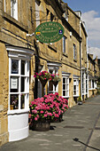 Broadway. Houses, constructed in golden limestone. Gloucestershire, Ingland.