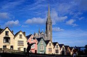 Europa, Großbritannien, Irland, Co. Cork, bunt bemalte Häuser in der Altstadt von Cobh (West View), im Hintergrund St. Coleman's Kathedrale