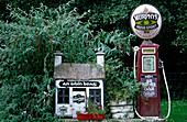 Europa, Großbritannien, Irland, Co. Kerry, alte Tankstelle mit Murphy's Bierwerbung neben einem Pub in Lauragh am Ring of Beara