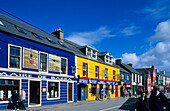 Europa, Großbritannien, Irland, Co. Kerry, Halbinsel Dingle, bunt bemalte Häuser in Dingle