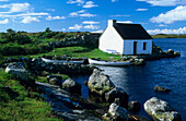 Europe, Great Britain, Ireland, Co. Galway, Connemara, cottage at the coast near Casla