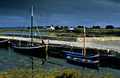 Pier mit Fischerboote in Lettermore, Connemara, Co. Galway, Republik Irland, Europa