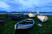 Boote in der Dogs Bay, Connemara, Co. Galway, Republik Irland, Europa