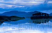 Seenlandschaft mit Spiegelung, Ballynahinch Lake, Connemara, Co. Galway, Republik Irland, Europa