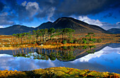 Seenlandschaft mit Spiegelung, Ballynahinch Lake, Connemara,  Co. Galway, Republik Irland, Europa