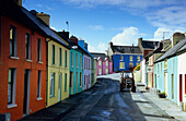 Bunt bemalte Häuser in Eyeries, Halbinsel Beara, Co. Cork, Republik Irland, Europa