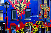 Farbenfrohe Fassade einer Bar in der Crown Alley, Temple Bar Distrikt, Dublin, Irland, Europa