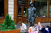 Menschen vor der James Joyce Statue in der Earl Street, Dublin, Irland, Europa