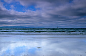 Flaschenpost am Strand unter Wolkenhimmel, Portrush, County Antrim, Irland, Europa