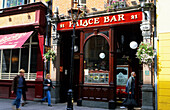 Fussgänger vor dem Pub Palace Bar, Dublin, Irland, Europa