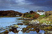 Cottage in der Coulagh Bucht unter Regenwolken, County Kerry, Irland, Europa