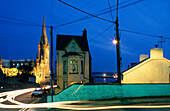Ruhige Strassenszene und die beleuchtete St.-Colman Kathedrale am Abend, Cobh, County Cork, Irland, Europa