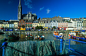 Blick über den Hafen auf die Häuser der Altstadt mit St.-Colman Kathedrale, Cobh, County Cork, Irland, Europa