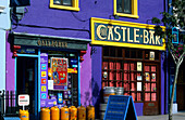 Farbenfrohe Fassade eines Ladens und einer Bar, Macroom, County Cork, Irland, Europa
