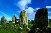 Menhire unter blauem Himmel, County Kerry, Irland, Europa