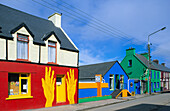 Bunt bemalte Häuser in Cahersiveen, County Kerry, Irland, Europa