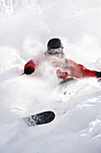 Freerider bei der Abfahrt im Tiefschnee, Krippenstein, Salzkammergut, Oberösterreich, Österreich