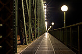 Menschenleere Eisenbahnbrücke mit Strassenlaterne bei Nacht, Linz, Oberösterreich, Österreich