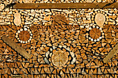 Gesicht aus gestapeltes Holz, Holzstapel, Brennholz, Bayern, Deutschland