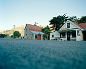 Laden mit Post und Telefonzelle an der Hauptstrasse des Dorfes Okains Bay, Banks Peninsula, Südinsel, Neuseeland