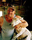 Schafzüchter Lou Thacker mit geschorenem Schaf, Rowendale Homestead, Okains Bay, Banks Peninsula, Südinsel, Neuseeland