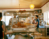 Blick auf Salatbar und Menschen im Maranui Café, The Maranui Surf & Lifesaving Café, Lyall Bay Beach, Wellington, Nordinsel, Neuseeland