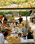 Menschen sitzen auf der Terrasse des Restaurants des Black Barn Weinguts, Havelock North, Hawke´s Bay, Nordinsel, Neuseeland