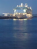 Die Freedom of the Seas ankert am Kreuzfahrtterminal, Hansestadt Hamburg, Deutschland