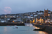 Feuerwerk zum Sonnenwendfeier, St. Ives, Cornwall, England, Großbritannien