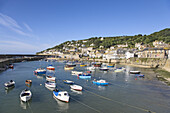 Blick über den Hafen von Mousehole, Penwith, Cornwall, England, Großbritannien