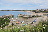 Blick über Hafen und Strand, Newquay, Cornwall, England, Großbritannien