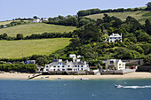 Blick auf Hafen und Strand, Salcombe, Devon, England, Großbritannien